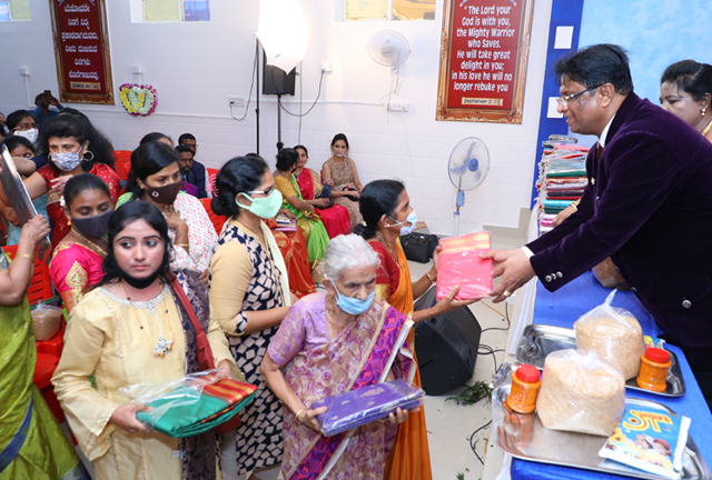 Grace Ministry Celebrates Christmas 2021 with Pomp and Grandeur on 17th Friday, December at its Prayer centre in Valachil, Mangalore. Hundreds gathered at the program and celebrated Xmas with Bro Andrew Richard and family.  